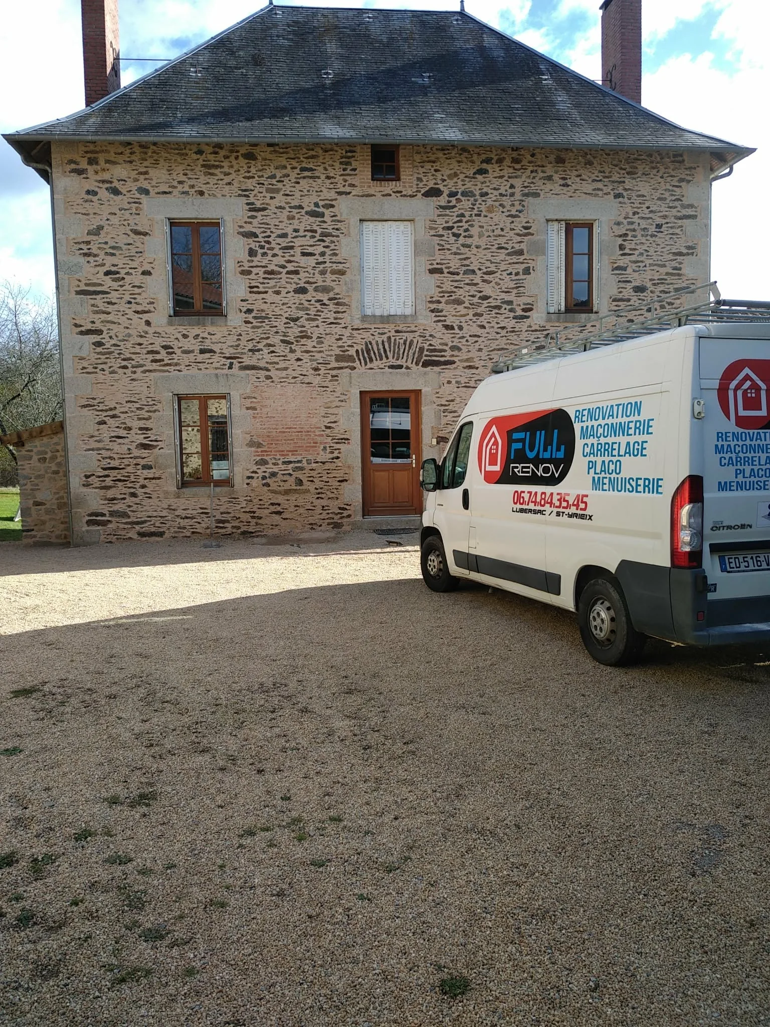 Façade en pierre après rénovation par Full Renov