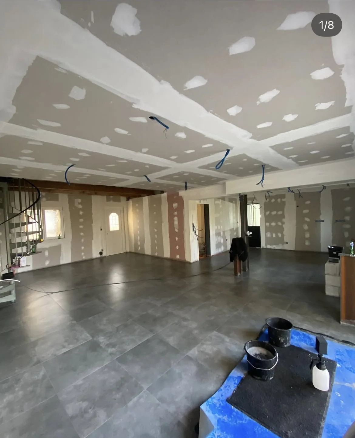 Grand espace intérieur rénové avec placo et carrelage par Full Renov