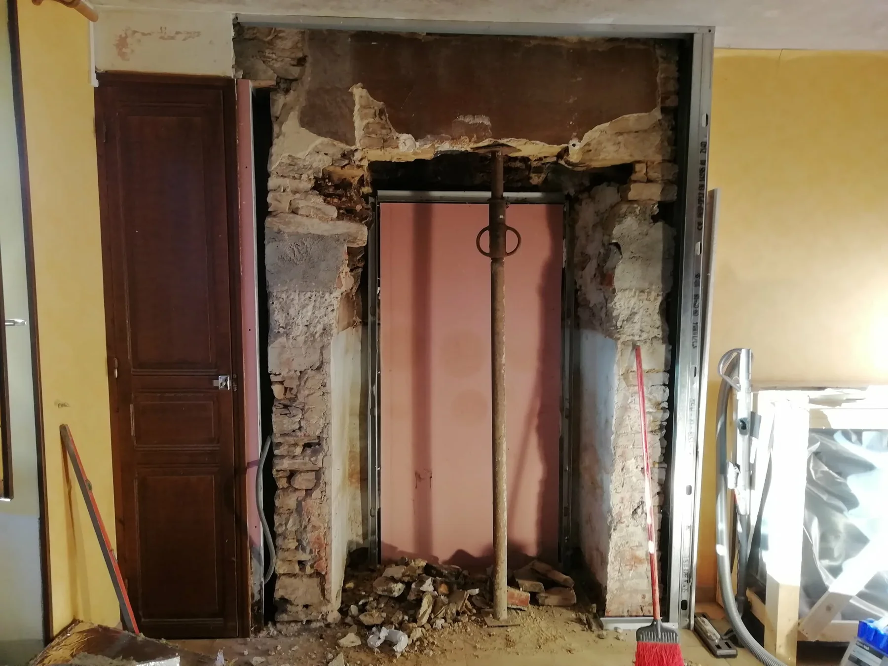 Mur intérieur avant transformation par Full Renov