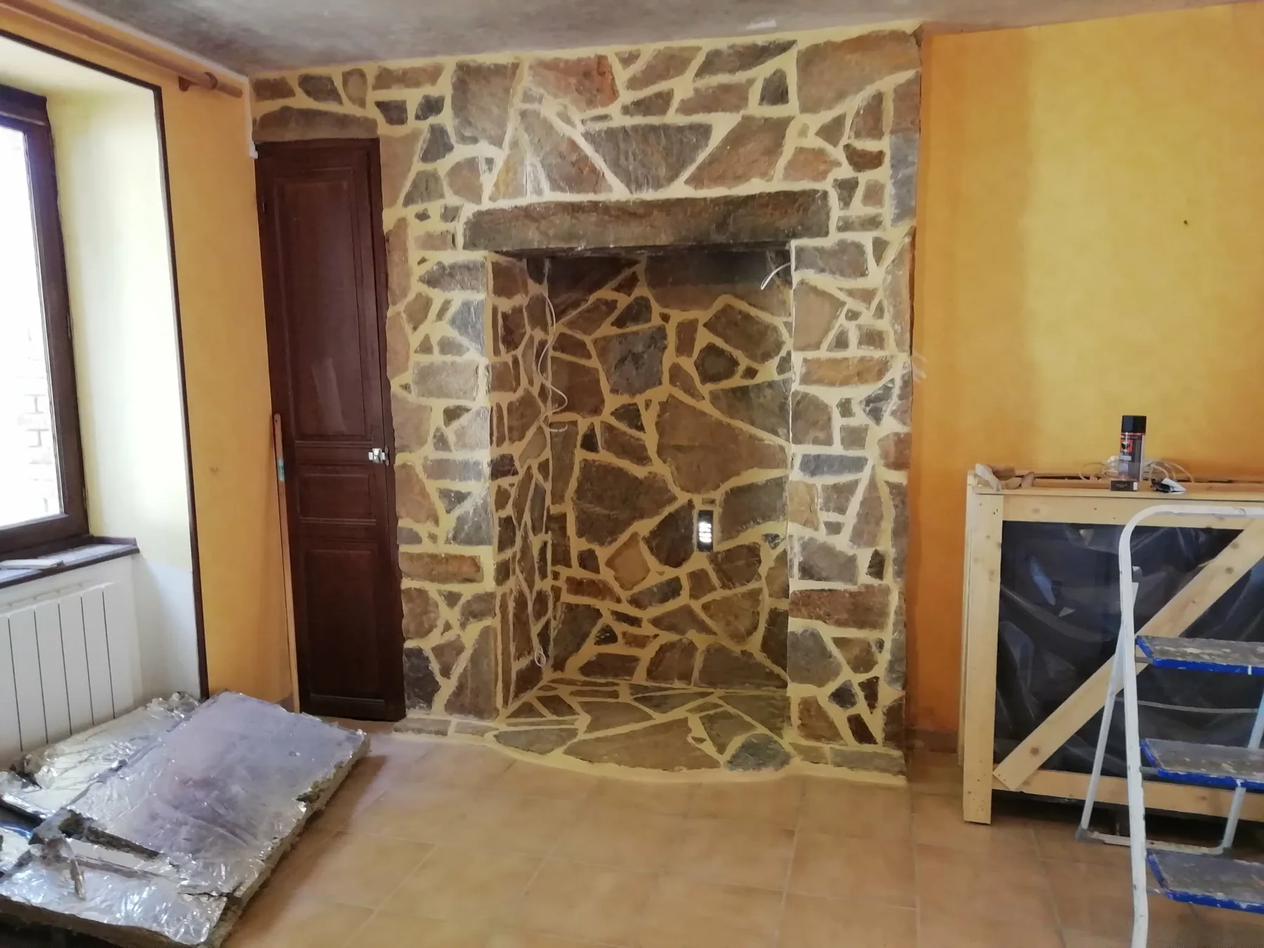 Mur intérieur en pierre après transformation par Full Renov