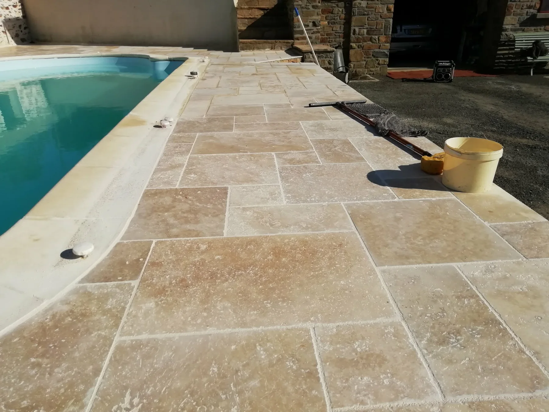 Pose de travertin en opus autour d'une piscine par Full Renov