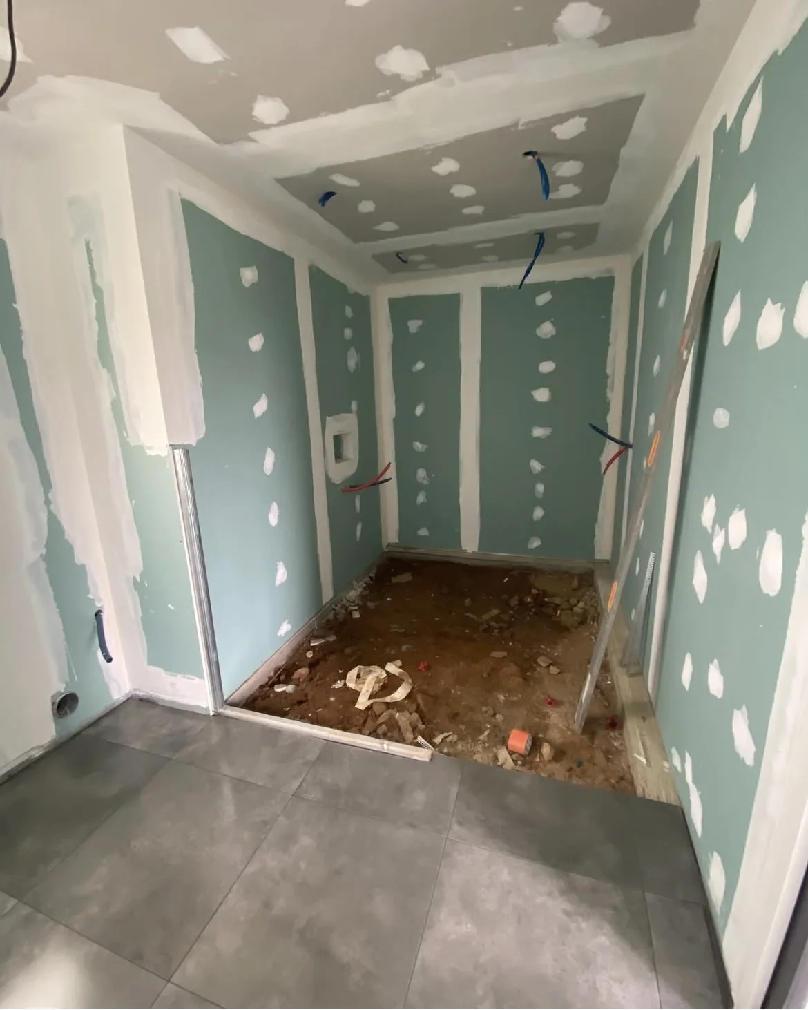 Rénovation intérieure en cours avec placo et carrelage par Full Renov