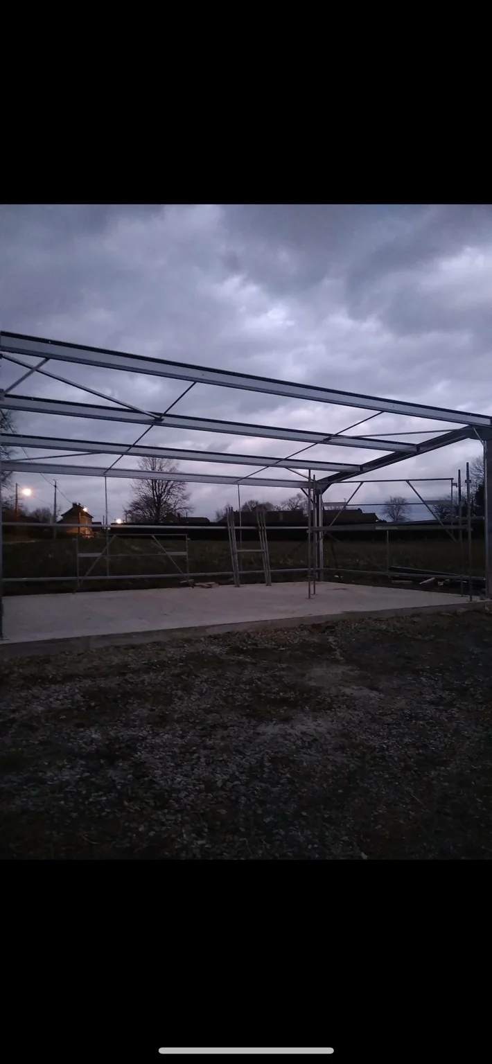 Structure métallique en cours de montage par Full Renov